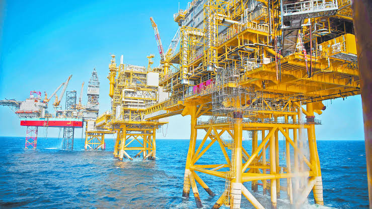 La Comision Europea rechaza temporalmente aplicar un gravamen comunitario a las ganancias extraordinarias de las empresas energeticas