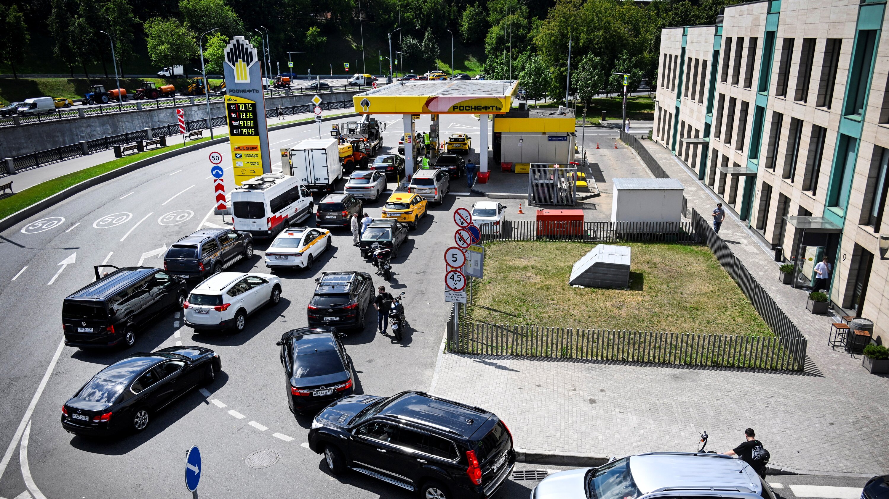 Restringen suministro de combustible en estaciones de servicio moscovitas tras ofensiva contra infraestructura petrolera