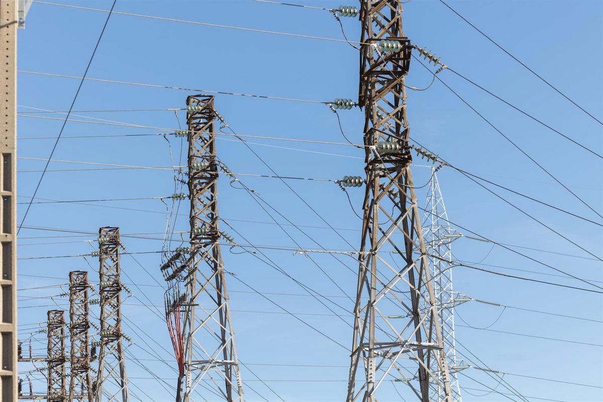 La Fundación Renovables estima que el factor de utilización del sistema eléctrico no llega al 16%
