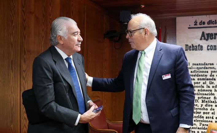 Directivos de Iberdrola y Endesa señalan desafíos y oportunidades para la electrificación y la fiscalidad eléctrica