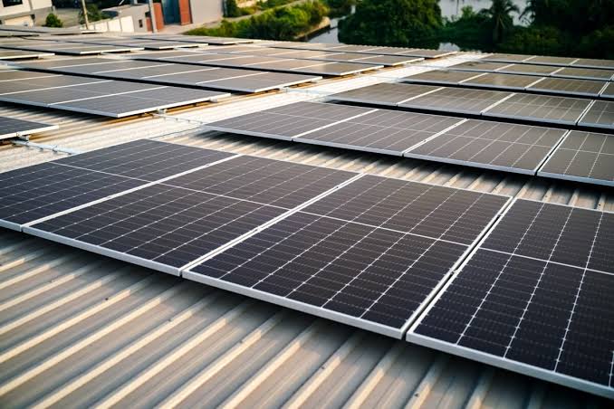 La patronal fotovoltaica en España solicita líneas de crédito ante la crisis de ingresos y el freno de la banca