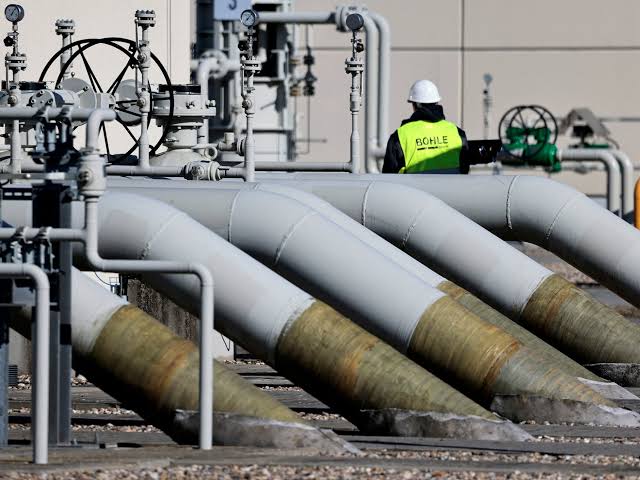El Gobierno francés descarta la entrada de carburante ruso en su red de distribución y prepara medidas internas
